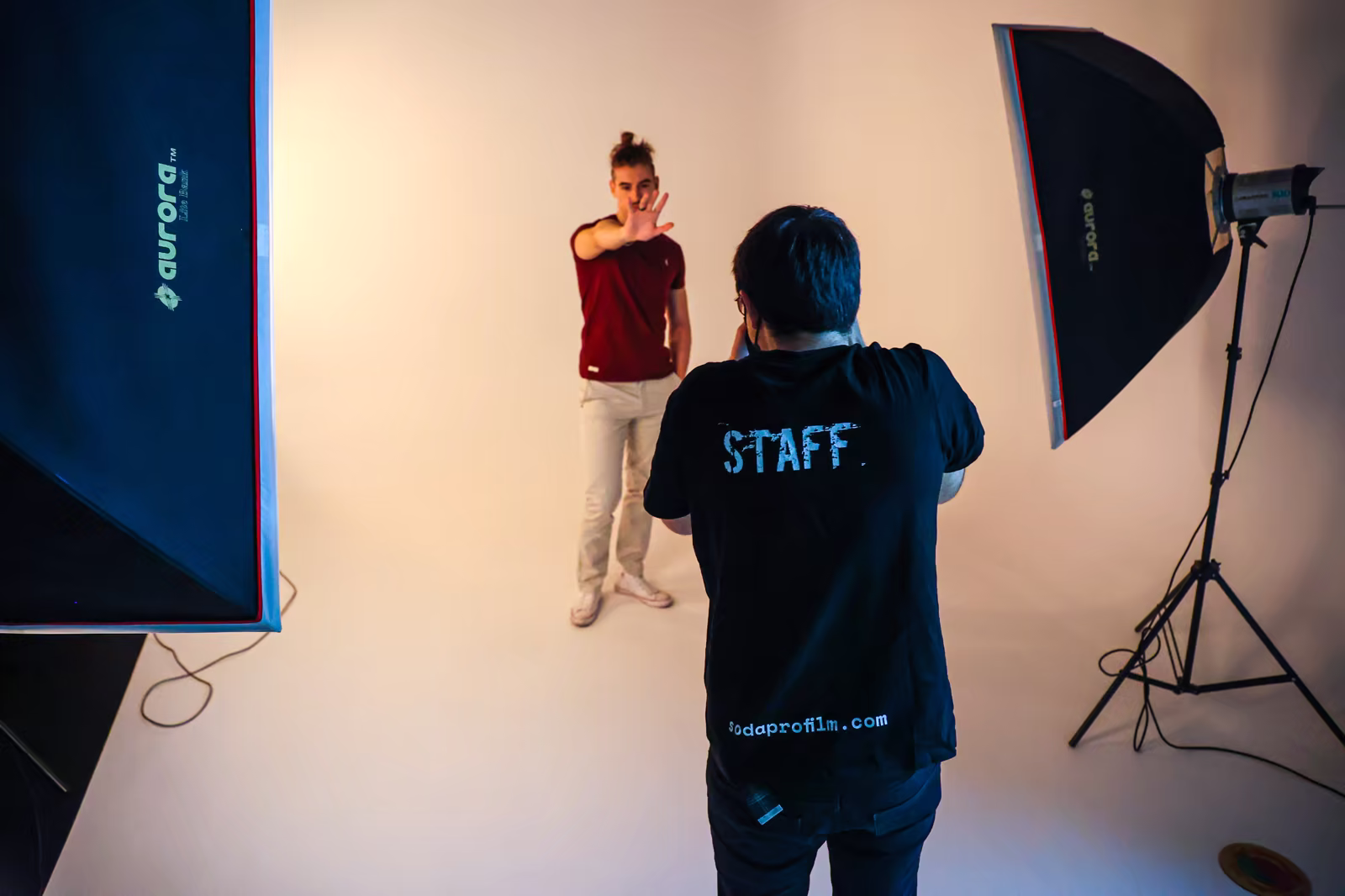 Equipo de Soda Profilm trabajando en una sesión de estudio