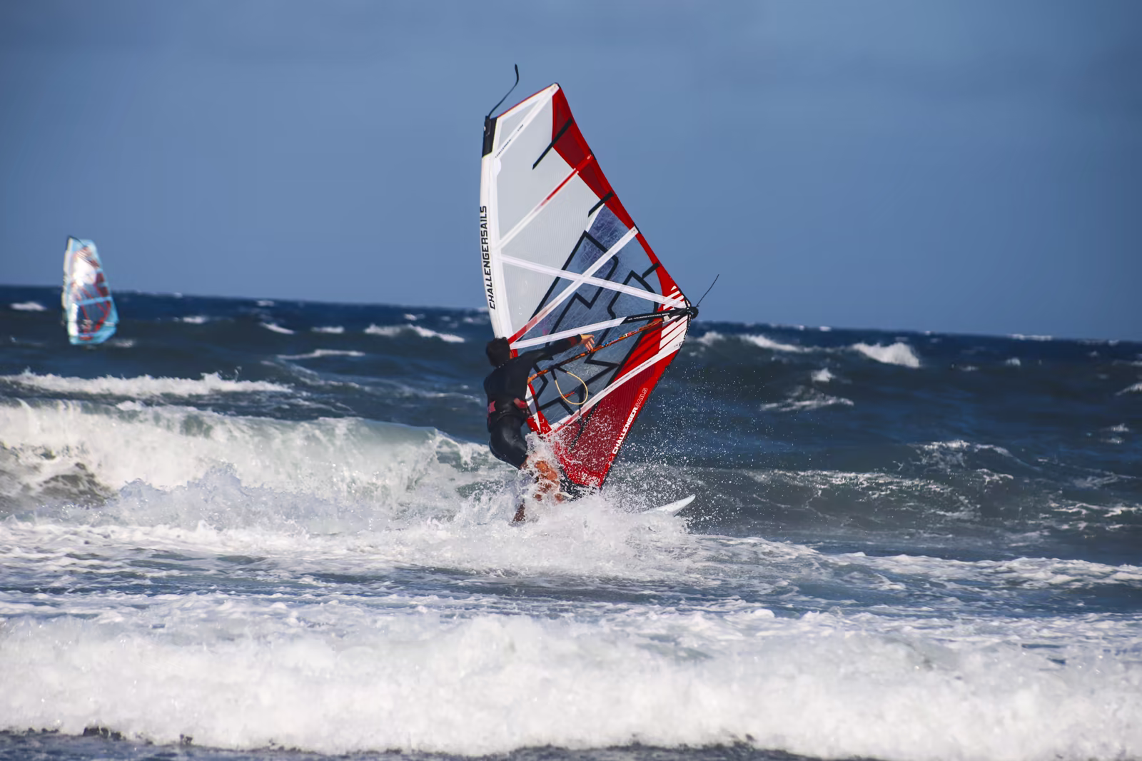 Fotografía aérea de windsurf en el océano